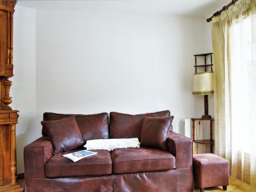 - un canapé en cuir brun dans le salon dans l'établissement Apartment L'Hermine by Interhome, aux Houches