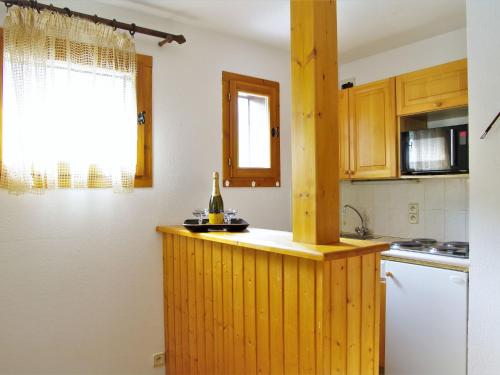 - une cuisine avec un comptoir et une bouteille de vin dans l'établissement Apartment L'Hermine by Interhome, aux Houches