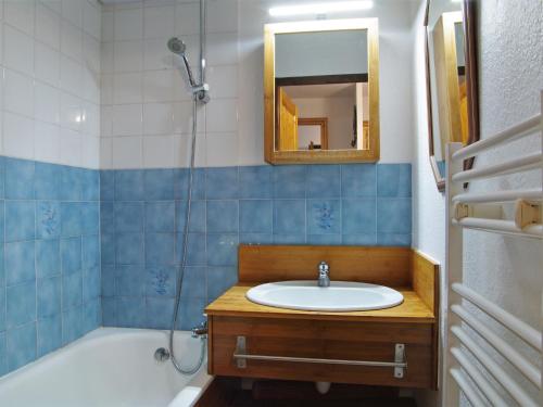 une salle de bain avec un lavabo, une baignoire et un miroir dans l'établissement Studio Les Chamois by Interhome, aux Houches