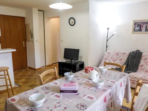 una habitación con una mesa con un mantel. en Apartment L'Univers by Interhome en Chamonix-Mont-Blanc