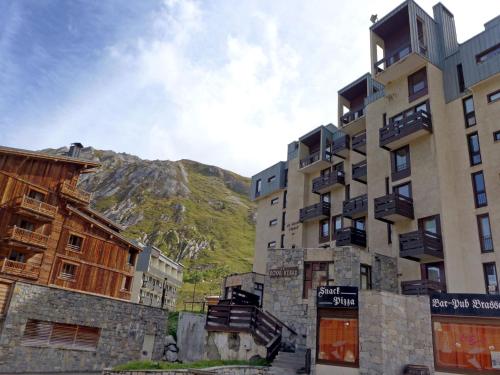 un groupe de bâtiments avec une montagne en arrière-plan dans l'établissement Apartment Le Grand Tichot A et B - Val Claret-12 by Interhome, à Tignes
