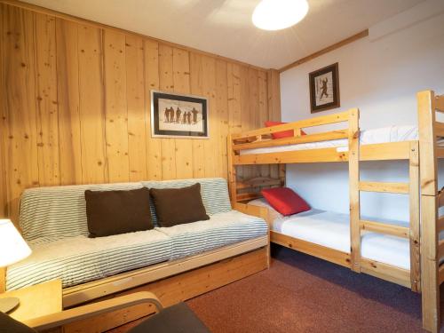 une chambre avec deux lits superposés et un bureau dans l'établissement Apartment Le Grand Tichot A et B - Val Claret-12 by Interhome, à Tignes