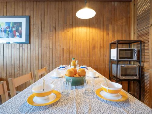 - une table avec un bol de fruits et un four micro-ondes dans l'établissement Apartment Le Grand Tichot A et B - Val Claret-2 by Interhome, à Tignes
