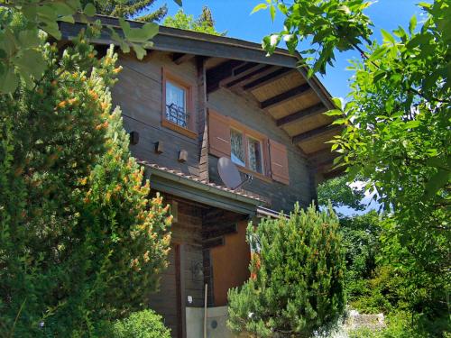 ein Holzhaus mit einem Balkon an der Seite in der Unterkunft Chalet Château Lapin by Interhome in Verbier