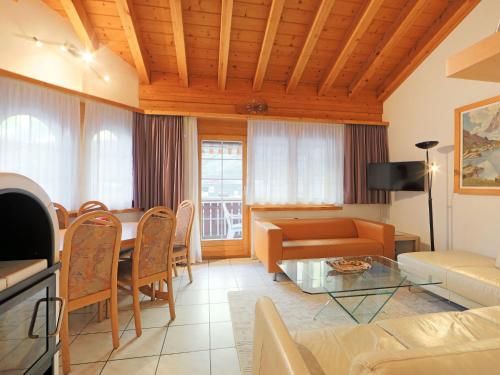 sala de estar con sofá y mesa en Apartment Les Violettes by Interhome, en Zermatt