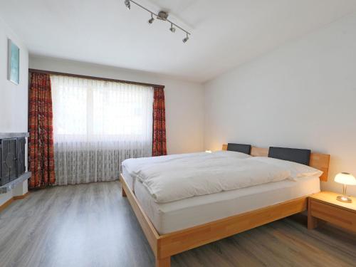 Un dormitorio con una cama grande y una ventana en Apartment Silence-2 by Interhome, en Zermatt