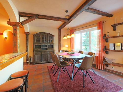 een keuken en eetkamer met een tafel en stoelen bij Apartment Bodmen A by Interhome in Zermatt