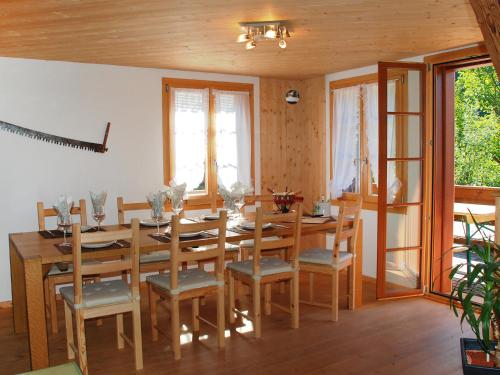 A restaurant or other place to eat at Chalet Höfli by Interhome
