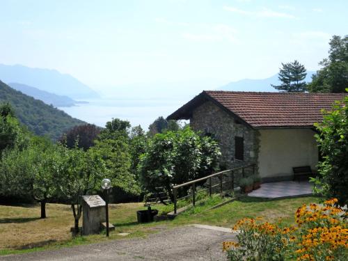 Due CossaniにあるApartment Fiorella-2 by Interhomeの山の景色を望む小さな家