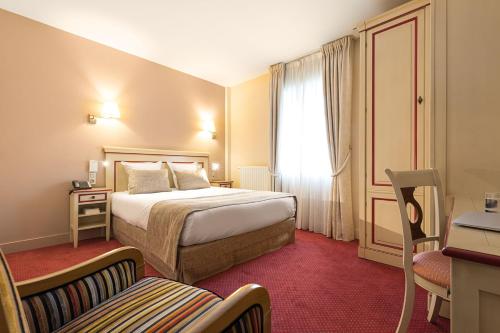 シャテル・ギヨンにあるHôtel Spa Thermaliaのベッドと窓が備わるホテルルーム