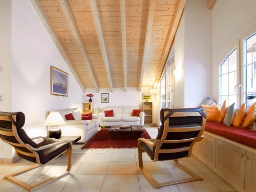 uma sala de estar com duas cadeiras e um sofá em Apartment Aquila by Interhome em Zermatt