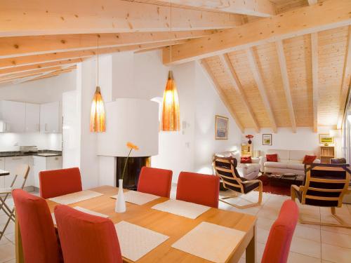 een eetkamer en een woonkamer met een tafel en stoelen bij Apartment Aquila by Interhome in Zermatt
