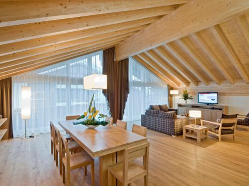 ein Wohnzimmer mit einem Holztisch und einem Sofa in der Unterkunft Apartment Zur Matte B-9 by Interhome in Zermatt