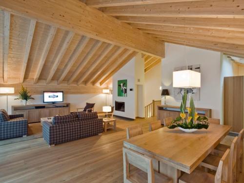 ein Wohnzimmer mit Holzdecke in der Unterkunft Apartment Zur Matte B-9 by Interhome in Zermatt