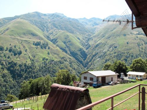 Blick auf einen Berg mit einem Haus und einem Zaun in der Unterkunft Holiday Home Quang - GZO200 by Interhome in Garzeno