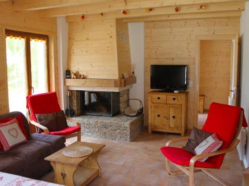 TV a/nebo společenská místnost v ubytování Chalet Elorian by Interhome