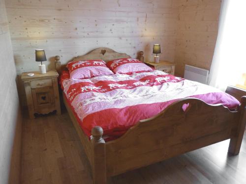 オヴロナにあるChalet L'Elorian by Interhomeのベッドルーム1室(木製ベッド1台、ナイトスタンド2台付)