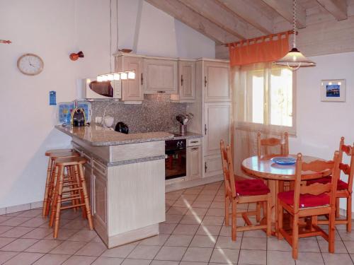 Kuchyň nebo kuchyňský kout v ubytování Apartment Hauts de Morthey No 33 by Interhome