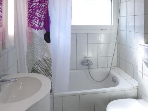 Koupelna v ubytování Apartment Vermala Soleil B1 by Interhome
