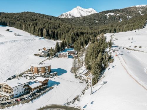 una vista aerea di una stazione sciistica nella neve di Chalet Waldchalet Obomilla by Interhome a Maranza
