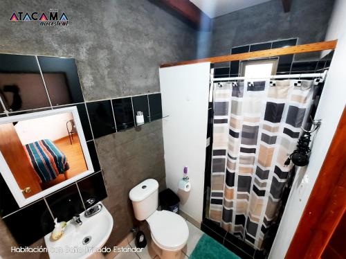Ванна кімната в Hostal Atacama Ancestral