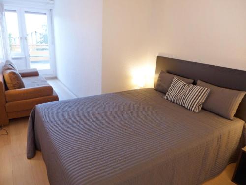 Säng eller sängar i ett rum på Apartment Terrasse des Alpes-11 by Interhome
