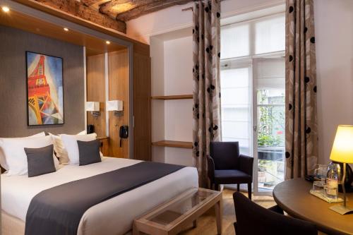 Cama ou camas em um quarto em Hôtel Du Jeu De Paume