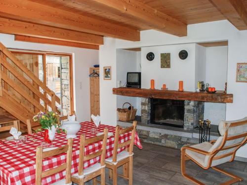 een eetkamer met een tafel en een open haard bij Holiday Home Dara Cotta by Interhome in Alpe di Scieru