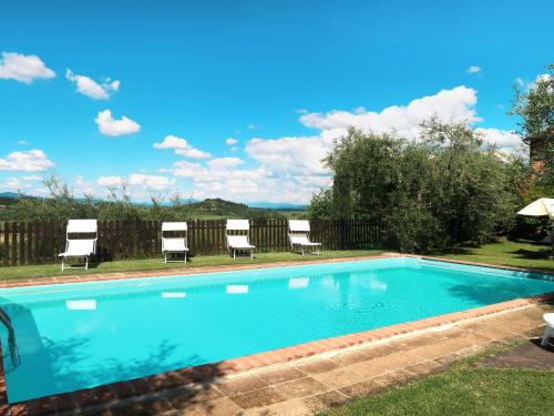una piscina con sillas y una valla en Holiday Home Casale L'Uliveta by Interhome, en Canneto
