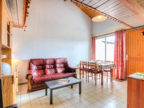 un soggiorno con un divano in pelle e un tavolo di Apartment Le Gallia by Interhome a Capbreton