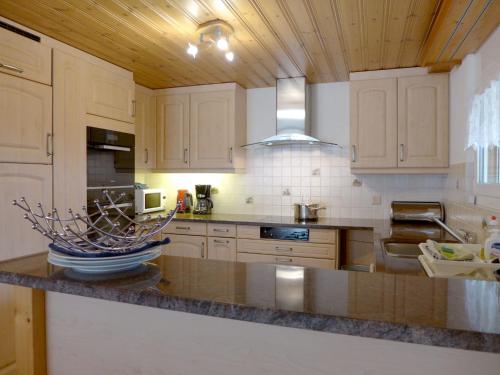 Kuchyň nebo kuchyňský kout v ubytování Apartment Oberei by Interhome