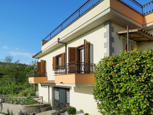 een wit huis met balkons en een bos bij Holiday Home Casa Martina by Interhome in Montefiascone
