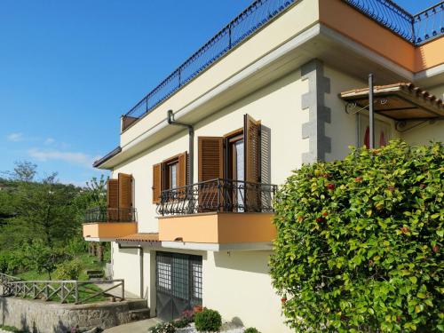 Casa blanca con balcones y matorral en Holiday Home Casa Martina by Interhome, en Montefiascone