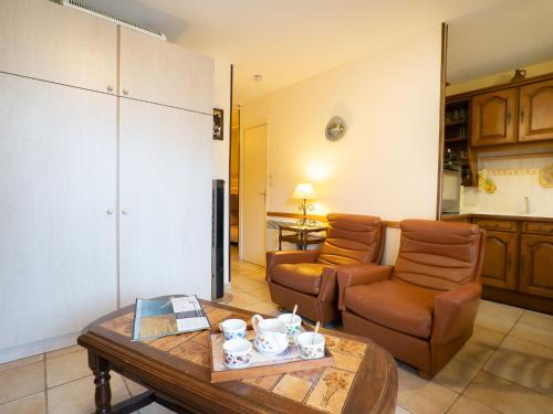 un salon avec un canapé et une table dans l'établissement Studio Les Sables d'Or-10 by Interhome, au Grau-du-Roi