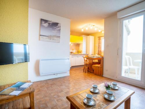 un salon avec une télévision et une table dans l'établissement Apartment Les Sables d'Or-5 by Interhome, au Grau-du-Roi