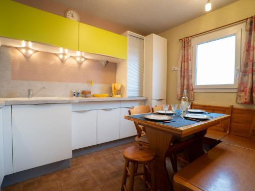 - une cuisine avec une table, des chaises et un évier dans l'établissement Apartment Les Sables d'Or-5 by Interhome, au Grau-du-Roi