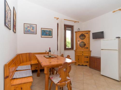 una cucina con tavolo in legno e frigorifero di Holiday Home Valle degli Oleandri - REI185 by Interhome a Monte Nai