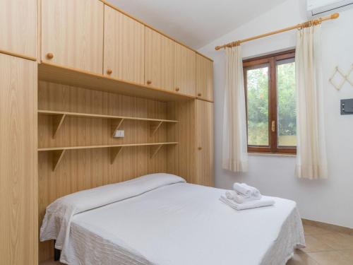 Postel nebo postele na pokoji v ubytování Holiday Home Valle degli Oleandri - REI185 by Interhome