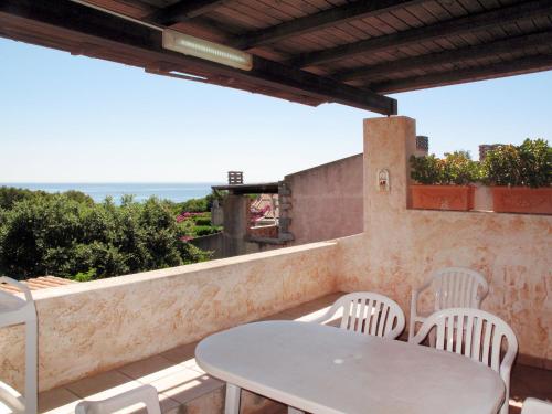 モンテ・ナイにあるHoliday Home Residence Delphino - REI250 by Interhomeのテーブルと椅子、海の景色を望むバルコニー