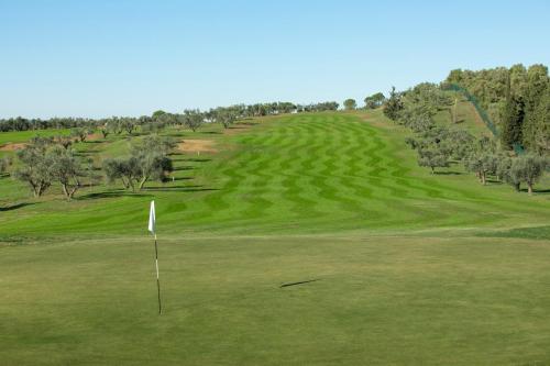 a view of the ninth green on the golf course at Riva Toscana Golf Resort & SPA in Follonica