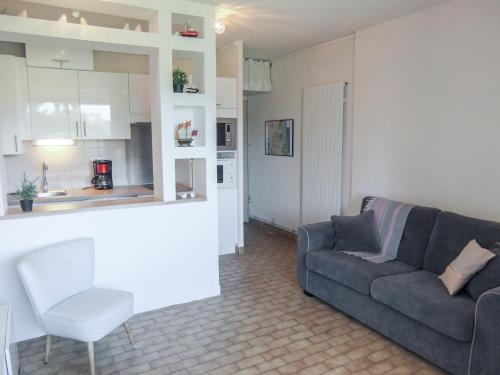 un soggiorno con divano e una cucina di Apartment Les Catalanes du Golf by Interhome a Saint-Cyprien