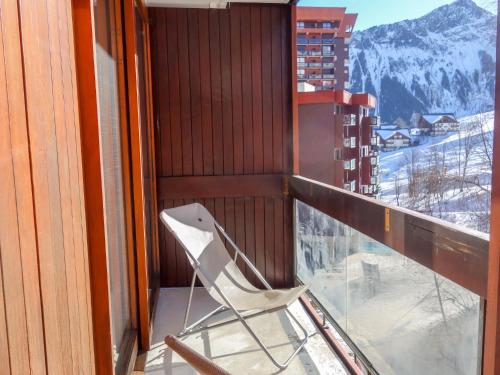 une chaise assise sur le balcon d'un bâtiment dans l'établissement Apartment Pegase Phenix-16 by Interhome, au Corbier