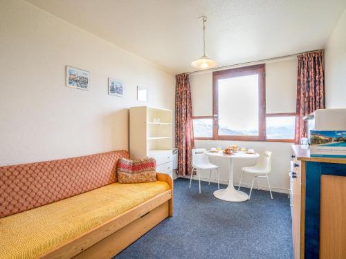 un salon avec un canapé et une table dans l'établissement Studio Vostok Zodiaque-34 by Interhome, au Corbier