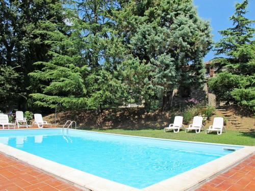 una piscina con tumbonas en Apartment Scoiattolo by Interhome en Corgna