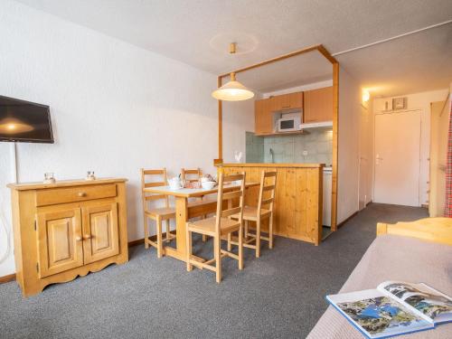 une cuisine et une salle à manger avec une table et des chaises dans l'établissement Apartment Grandes Platières II-12 by Interhome, à Tignes