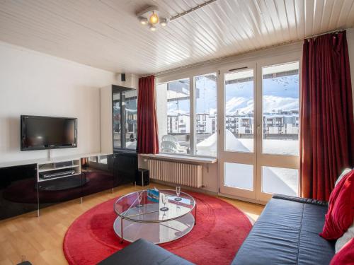 ein Wohnzimmer mit einem Sofa und einem Glastisch in der Unterkunft Apartment Neige d'or-2 by Interhome in Tignes