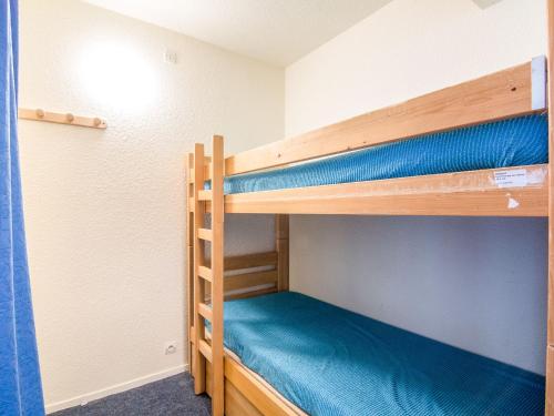 une chambre avec deux lits superposés dans l'établissement Apartment Pegase Phenix-7 by Interhome, au Corbier