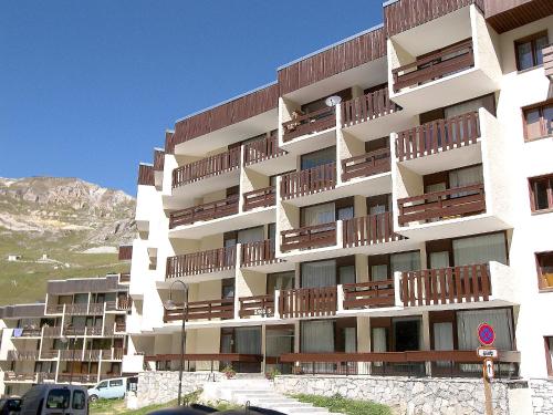 un grand bâtiment avec des balcons sur le côté dans l'établissement Studio Le 2100 A et B - Lavachet-8 by Interhome, à Tignes