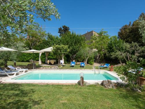 カステル・サン・ジミニャーノにあるHoliday Home Sissi by Interhomeの椅子と木々のある庭のスイミングプール