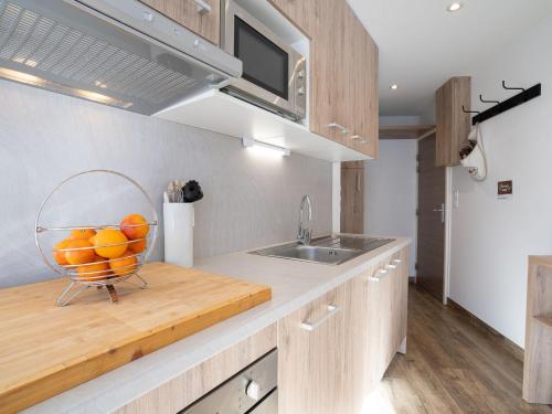 une cuisine avec un bol de fruits sur un comptoir dans l'établissement Apartment Les Tufs - Val Claret-5 by Interhome, à Tignes